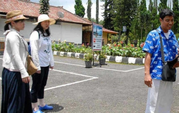 Sewa Tour Guide China di Bali