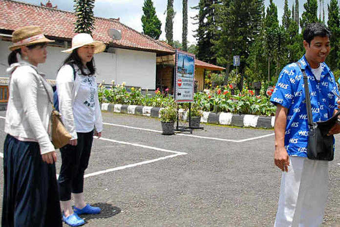 Sewa Tour Guide China di Bali