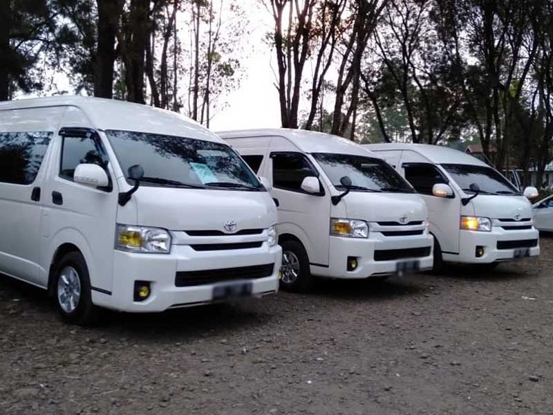 Sewa Mobil Toyota Hiace di Bali untuk Tirta Yatra